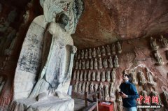 中美学者探访千佛崖：崖道共生千年 古道与高铁同框